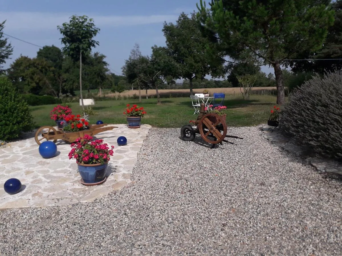 Guillayne Bed & Breakfast Courrensan 0*,  France